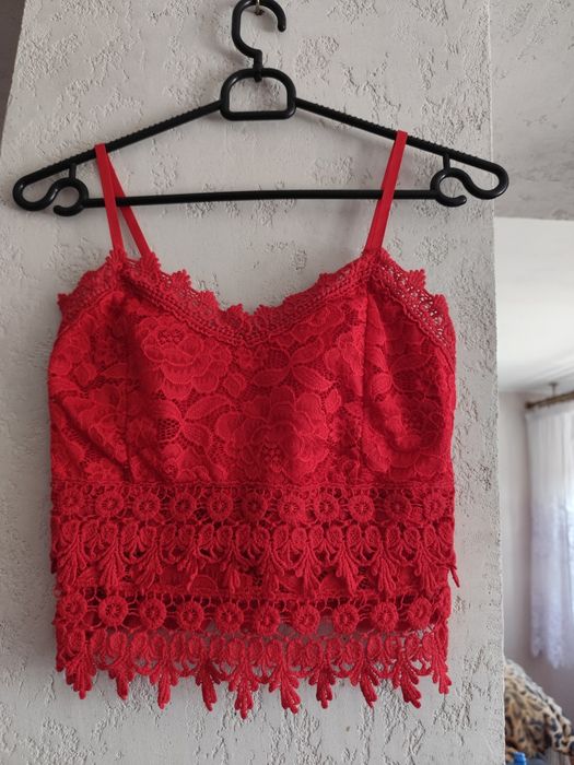 Cropp top cały z koronki na regulowane ramiączka rozm S/M.