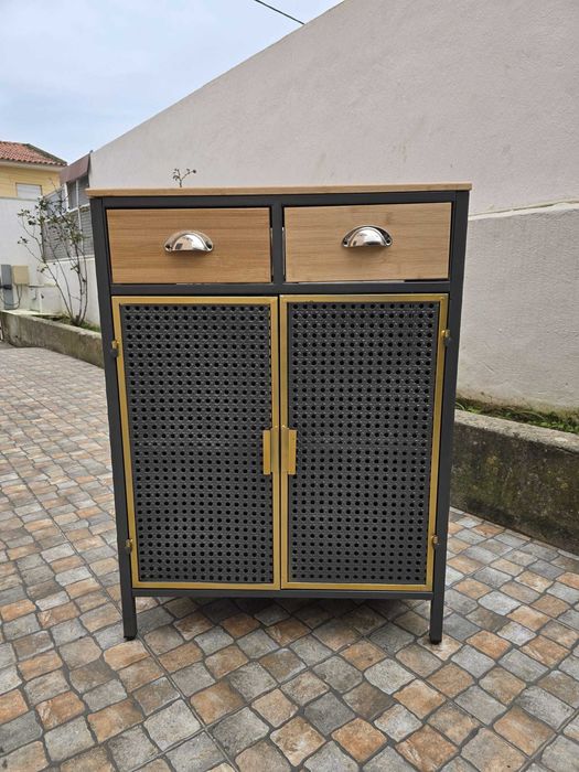 Móvel retrô em metal e madeira