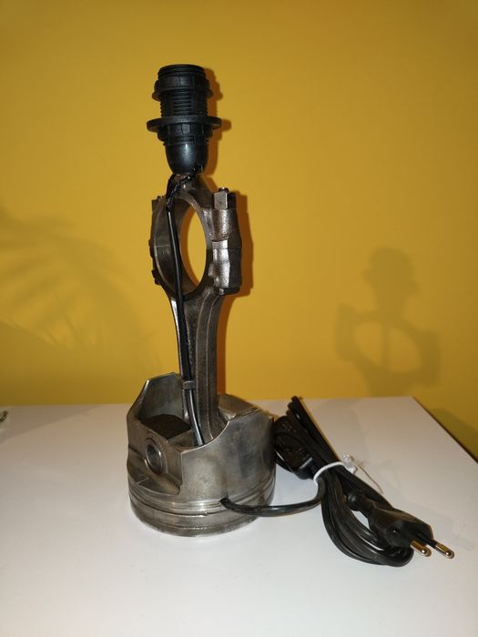 Lampka stołowa wykonana z tłoka oraz korbowodu