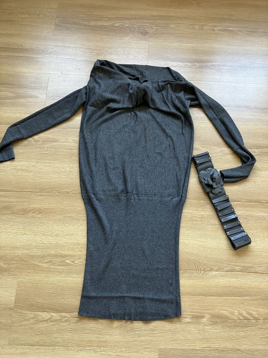 Sukienka z ozdobnym paskiem