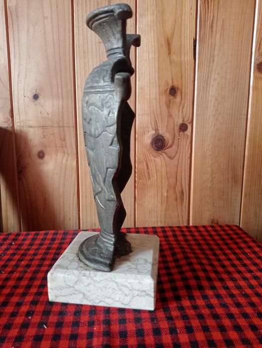 Escultura em latão.