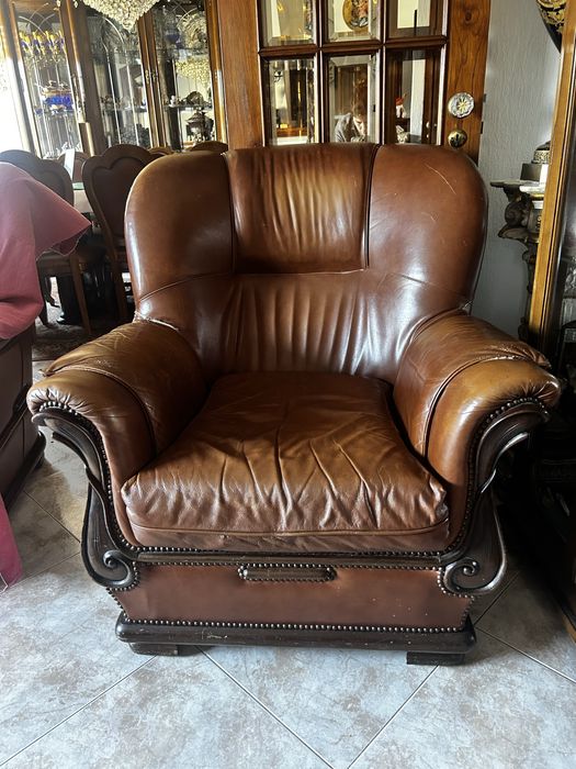 Sofás em pele com base de madeira