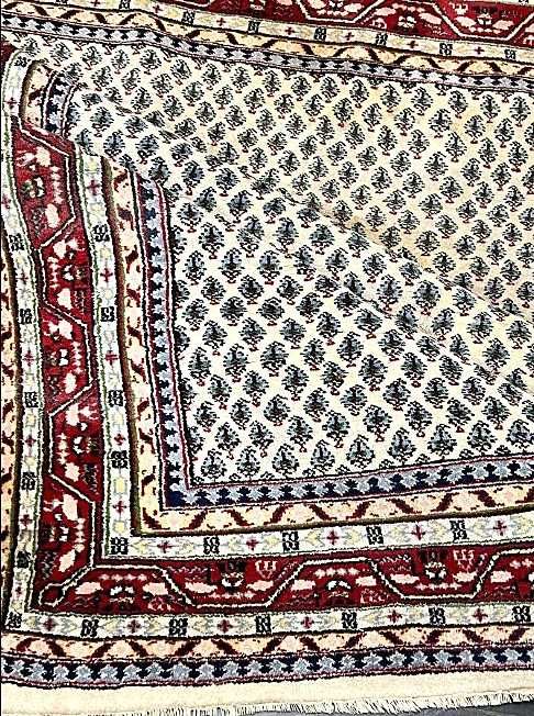 Tapete PERSA SAROUGH original, com o padrão MIR, elaborado manualmente com lã sobre algodão, e medidas 230cm x 160cm