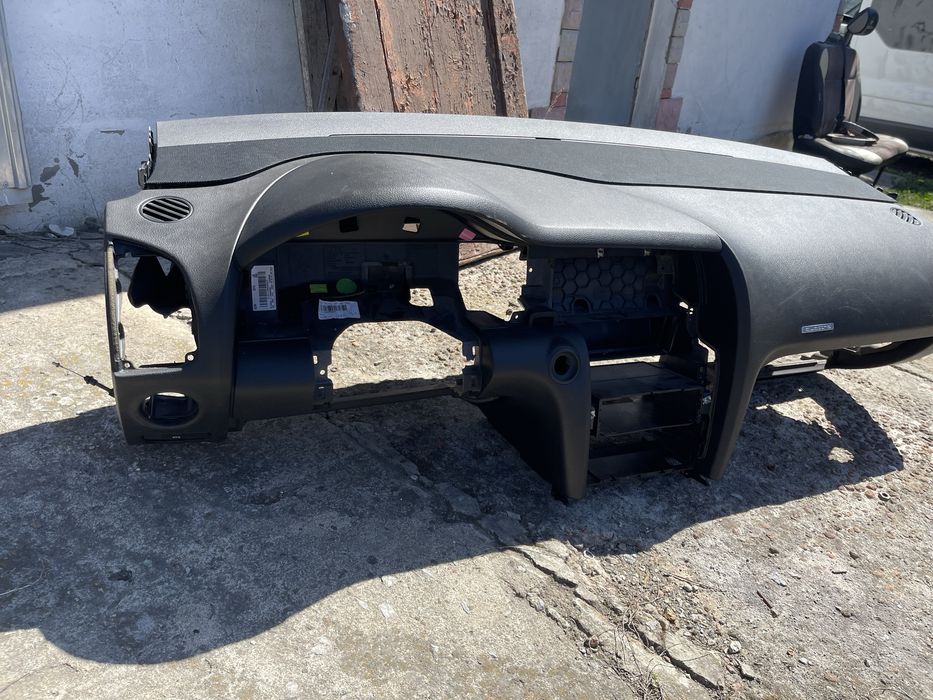 Панель Audi q7 (торпеда)