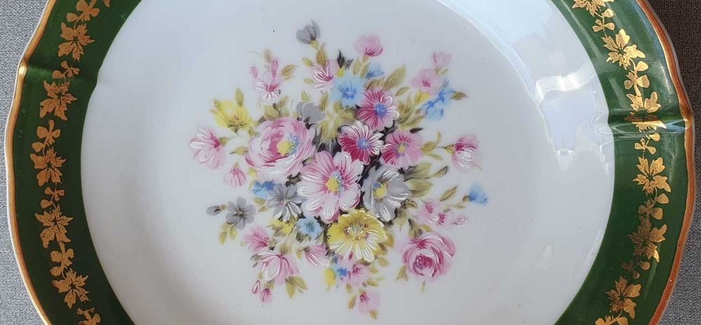 Prato com motivos florais e friso verde e dourado