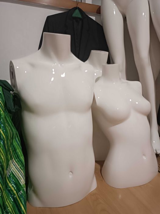 Manequim masculino e feminino em ótimo estado.