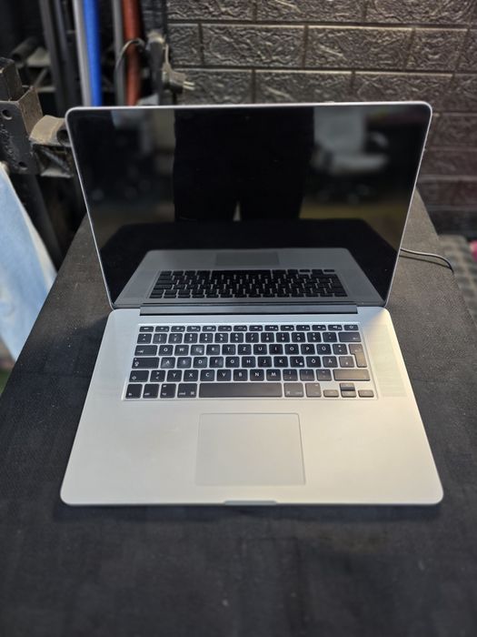Ноутбук Apple A1398 MacBook Pro 15.4 i7 16 озу ssd 256