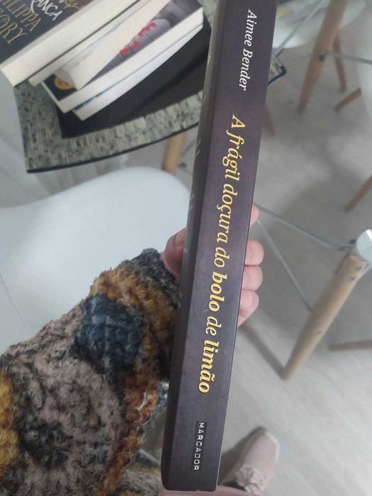 Livro "A Frágil Doçura do Bolo de Limão"