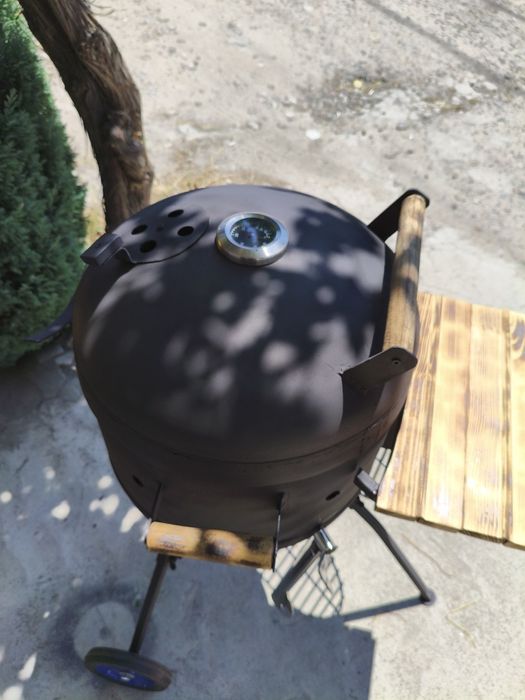 Вугільний гриль-барбекю