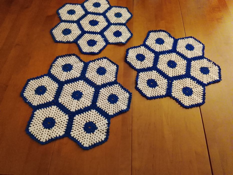 Conjunto de três naperons em crochê feitos á mão