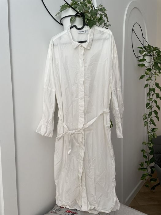 Bardzo długa biała koszula Weekday r. S