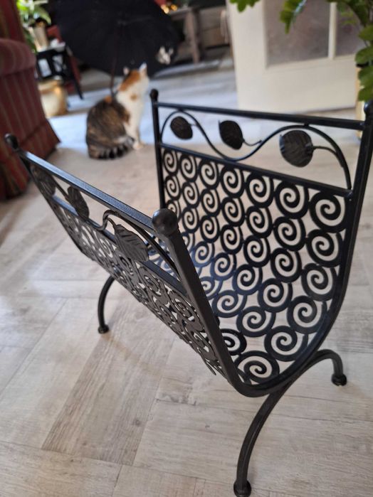 Metalowy stojak na gazety lub na drewno