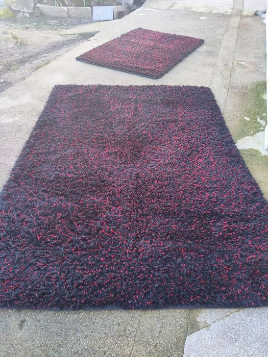Conjunto de 2 Carpetes Shaggy (Preto e Vermelho)