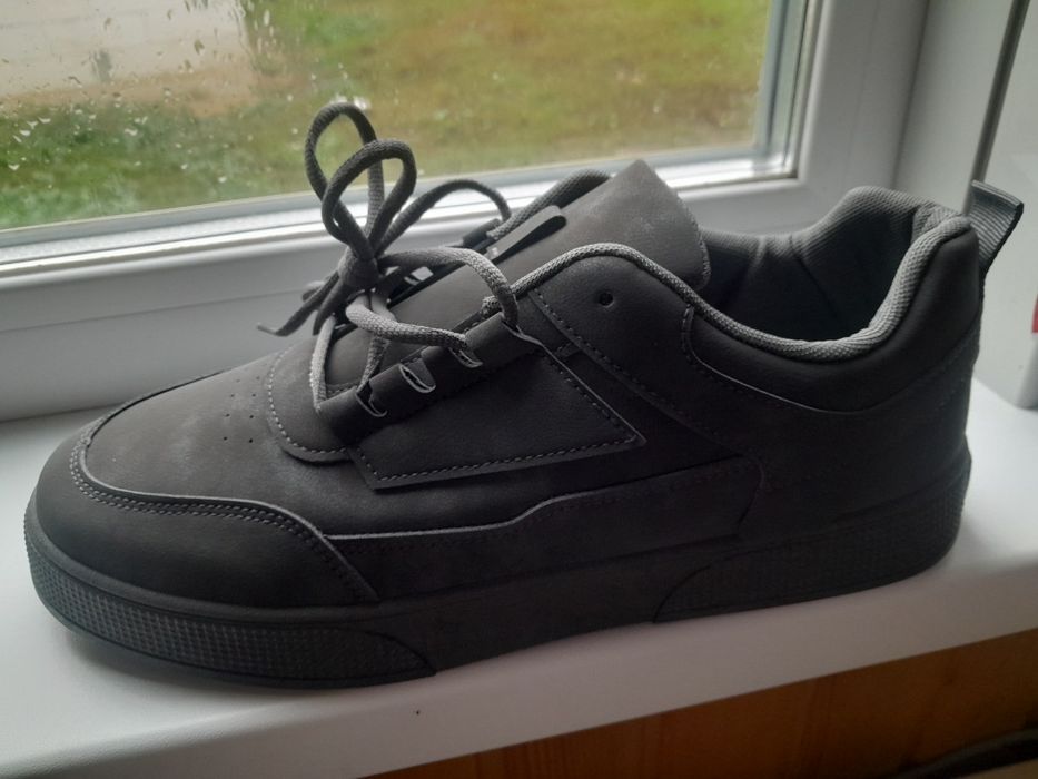 Продається взуття чоловіче 43 розмір