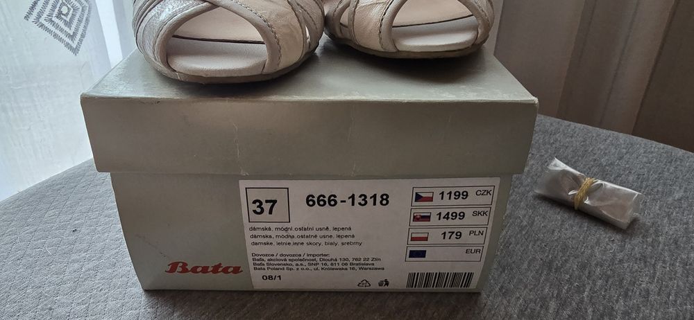 Czółenka beżowo szare firmy Bata