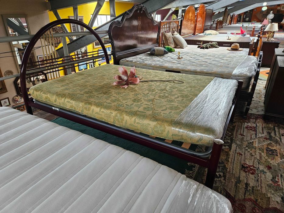 Cama em ferro com estrado e colchão - Bom estado geral