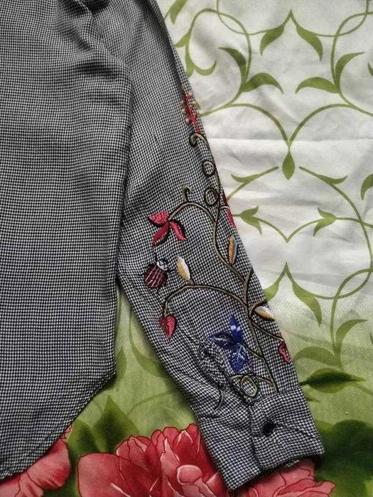 Модна,фірмова блуза,вишиванка,сорочка  з вишивкою на рукавах 44 р-H&M