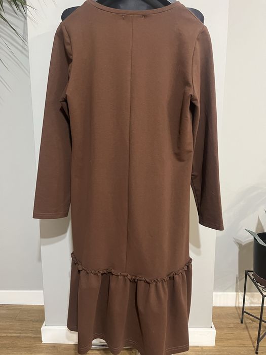 Sukienka klasyczna z falbaną, oversize