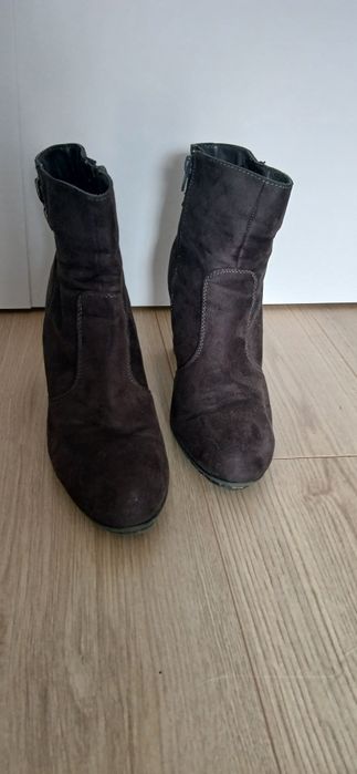Zamszowe botki na obcasie rozm. 41