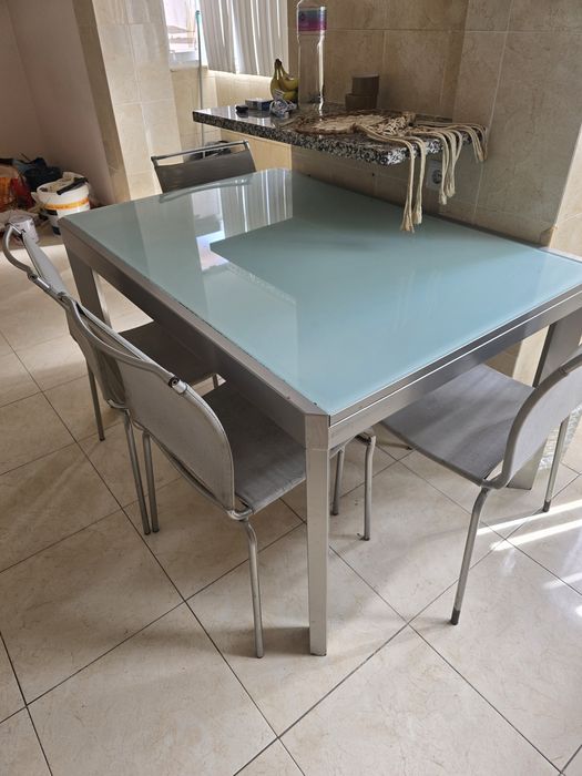 Mesa e 4 cadeiras
