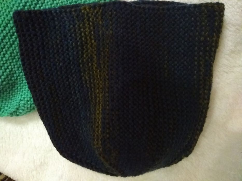 Шапки ручной работы новые, вязаные