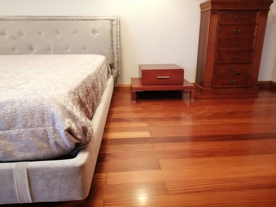 Cama king size com 2 mesas de cabeceira