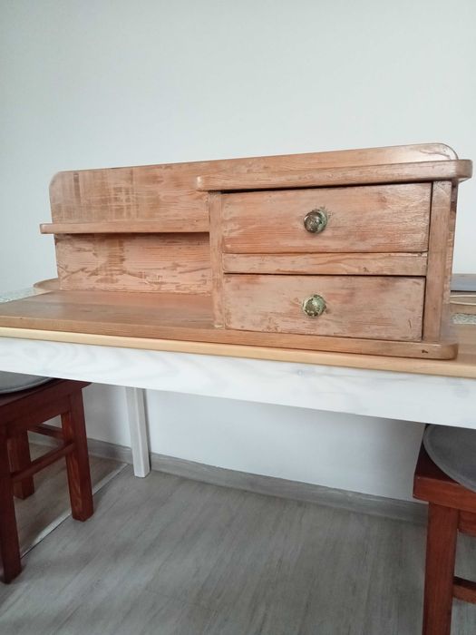 Półka w stylu rustykalnym