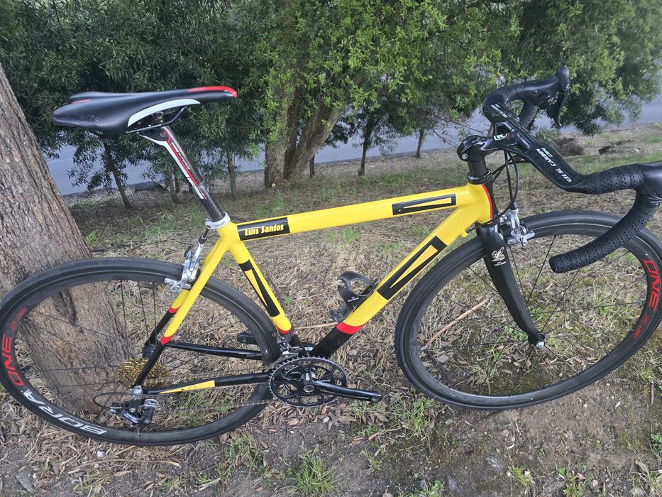 Bicicleta de estrada com rodas carbono