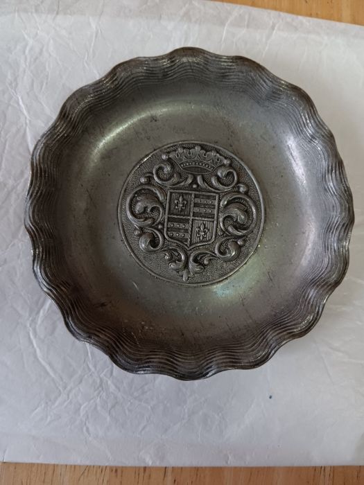 cinzeiro em metal com brasão no centro