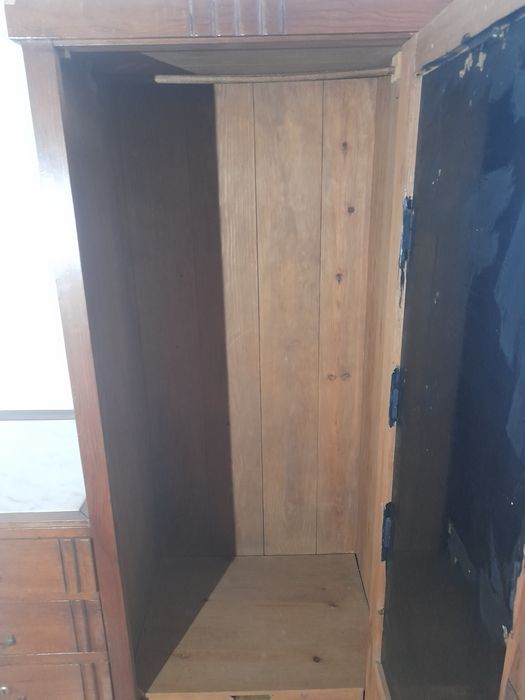 Roupeiro com espelho e pedra