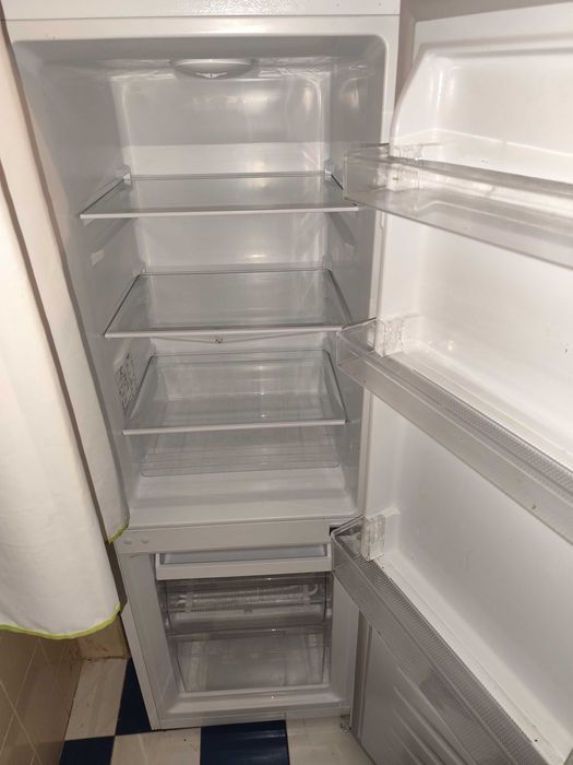 Frigorífico com Congelador Kunft à Venda – Ainda com Garantia