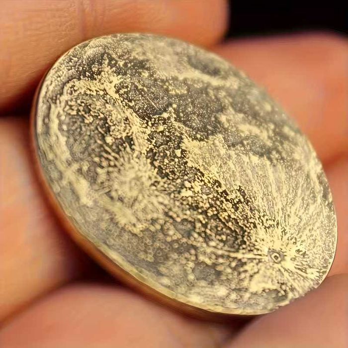 Бронзовая 3D монета Луна