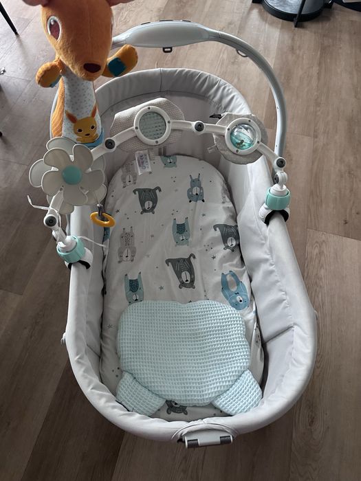 Łóżeczko Chicco Baby Hug plus materacyk i zabawki