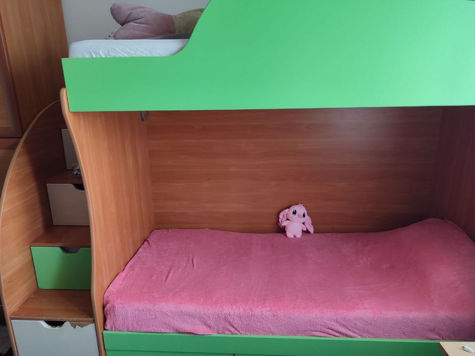 Продаю двоярусне ліжко з матрацами
