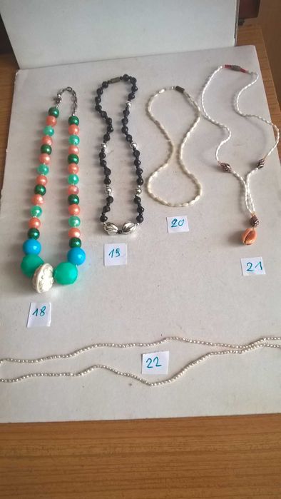 wisiorki , korale i broszki PRL