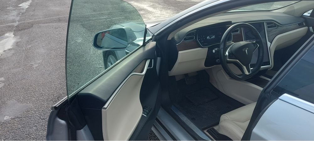 Тесла S 2017 г.