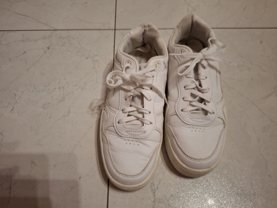 2x buty jasne....