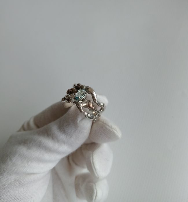 Унікальна срібна каблучка з блакитним топазом