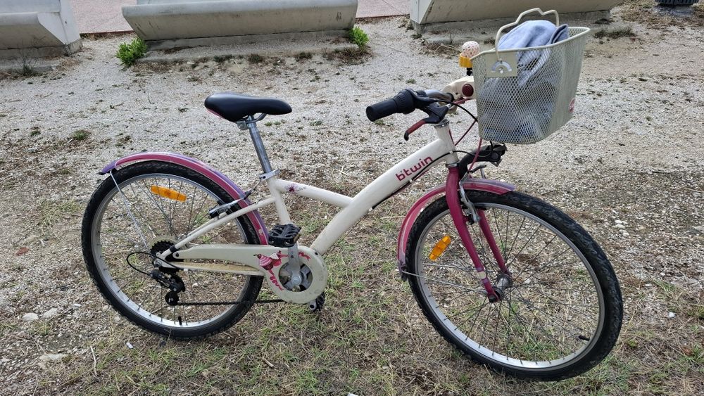 Bicicleta b'twin roda 24 com 6 mudanças e cestinho