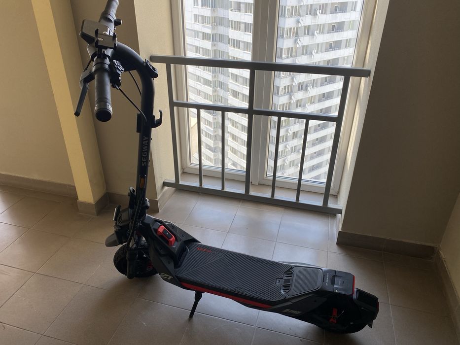 Продам электросамокат Segway Ninebot ZT3 Pro