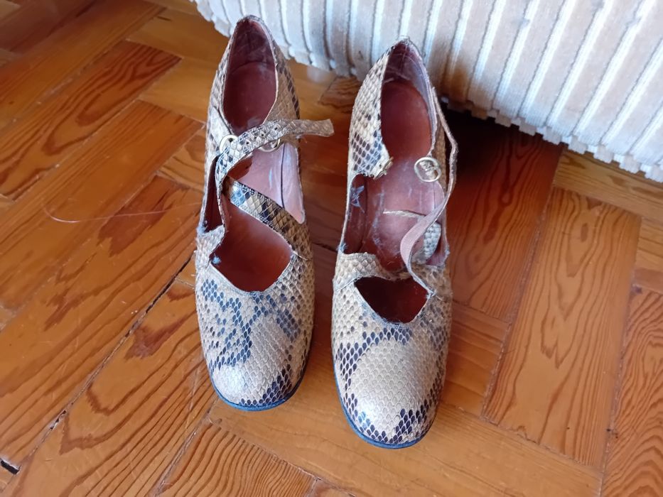 Sapatos em pele de cobra.