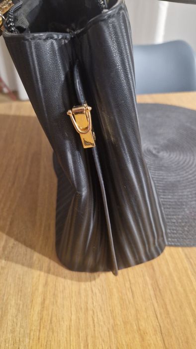 Czarna torebka   Guess