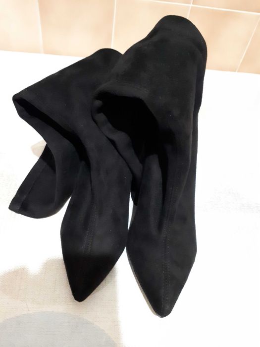 Botas cano alto, imitação camurça,  como novas.