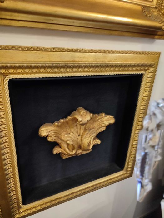 Quadro moldura madeira dourada e talha embutida em veludo preto