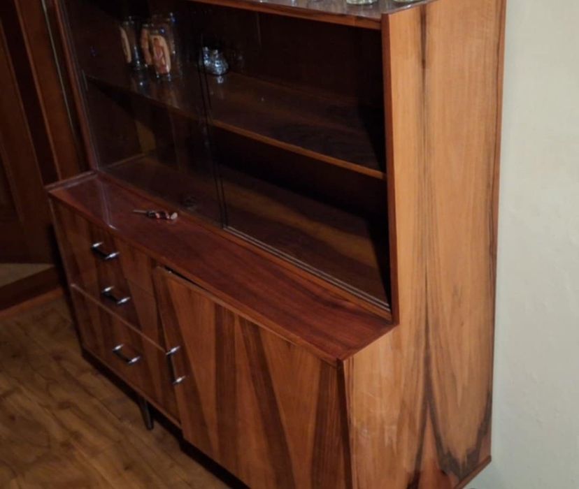 Kredens na wysoki połysk PRL