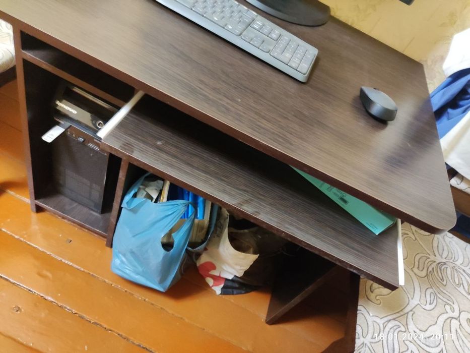 Стіл письмовий, комп'ютерний поличка під клавіат геймерське  крісло