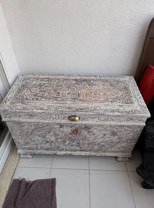 Baú antigo de madeira