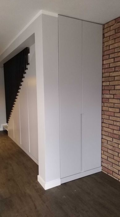Szafy i zabudowy na wymiar. Meble do wnęki, pod schodami.