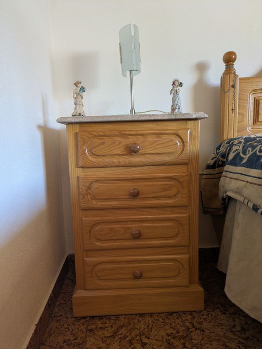 Mobília de Quarto Completa em Madeira Maciça (Pinho) – Excelente Estado