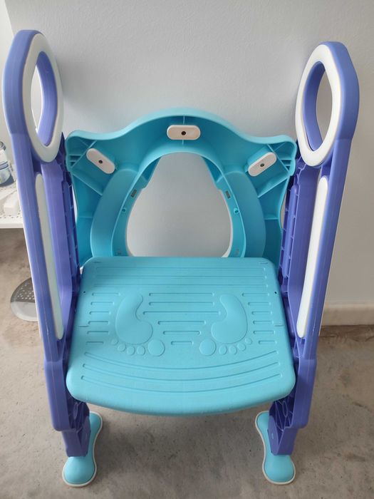 Banheiro infantil com escada dobrável